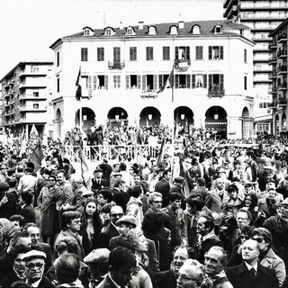 Piazza Dante Gremita per accogliere il presidente Pertini