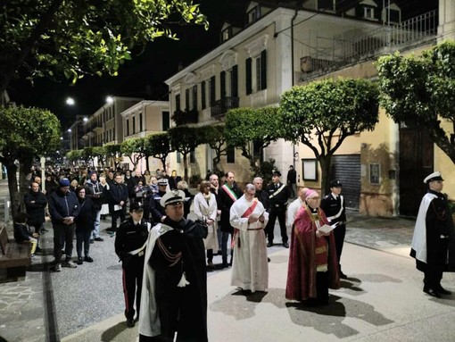 &quot;In cammino verso il Giubileo 2025&quot;, a Diano Marina la Via crucis diocesana (foto)