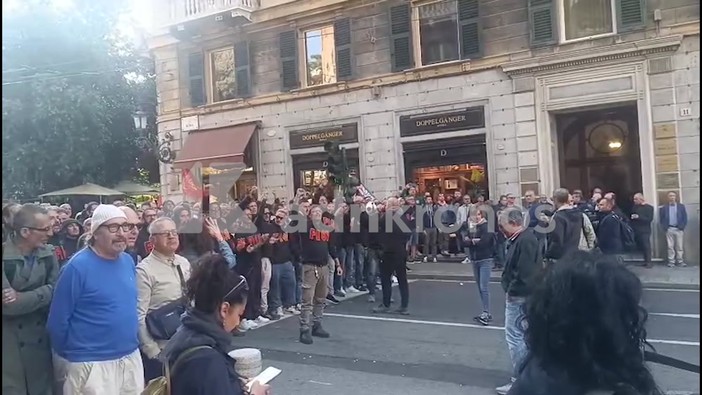Ex Ilva, i cori di protesta degli operai all'arrivo a Genova di Piantedosi Ex Ilva, i cori di protesta degli operai all'arrivo a Genova di Piantedosi