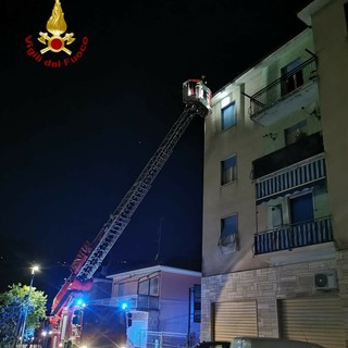 Tegole pericolanti in via Andreoli a Imperia: intervento dei vigili del fuoco