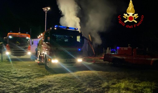 Incendio di sterpaglie a Diano Castello: notte di lavoro per i vigili del fuoco