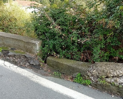 Via Diano Calderina, tratto a rischio all’altezza di via Giacomo Molle: i residenti denunciano il cedimento del lato mare