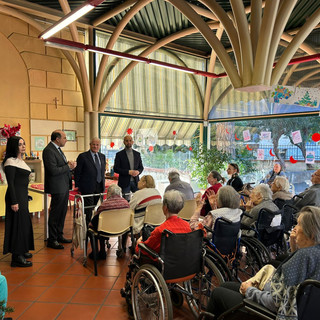 Imperia, il sindaco Scajola in visita alla casa di riposo di via Agnesi per gli auguri di Natale