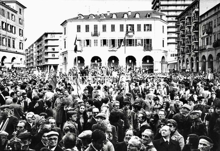 Piazza Dante Gremita per accogliere il presidente Pertini