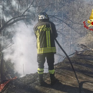 Chiusavecchia, incendio di sterpaglie: vigili del fuoco in azione (foto)
