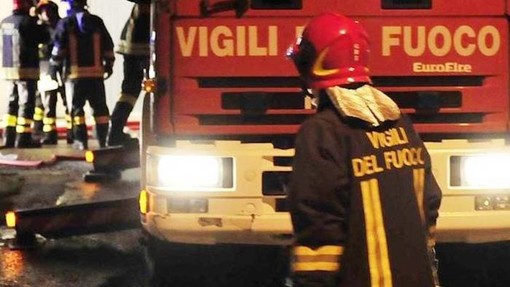 Diano San Pietro, incendio in una vasta area boschiva: intervento di vigili del fuoco e volontari