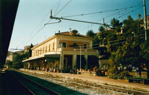 18 APRILE 1982. A Porto stazione ferroviaria isolata. Proteste e disagi di pendolari e turisti: &quot;Niente bus per Oneglia, manca la strada&quot;