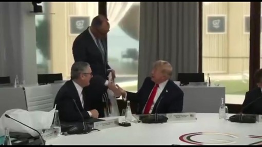 Trump e la maglia della Germania, il regalo di Merz tra G7 e Mondiali Trump e la maglia della Germania, il regalo di Merz tra G7 e Mondiali