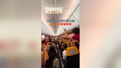 Scoprono in aereo la vittoria della Spagna ai Mondiali, la festa dopo l'annuncio del pilota Scoprono in aereo la vittoria della Spagna ai Mondiali, la festa dopo l'annuncio del pilota