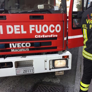 Rogo distrugge completamente un’auto a Pieve di Teco
