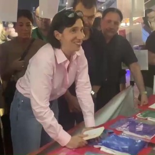 Schlein alla festa dell'Unità, applausi e selfie tra cucina e stand