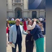 BigMama si laurea, l'abbraccio alla mamma e al papà dopo la proclamazione