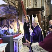 Il vescovo Guglielmo benedice il Presepe Pasquale in San Giovanni
