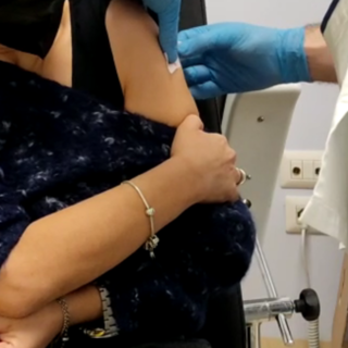 Quarta dose over 60 e soggetti fragili, da lunedì al via con le prenotazioni: le indicazioni di Asl 1