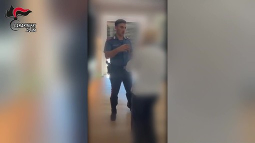 A Roma 88enne sventa truffa del finto carabiniere, le immagini dell'arresto A Roma 88enne sventa truffa del finto carabiniere, le immagini dell'arresto