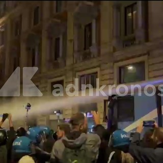 Scontri a Roma, lancio di bottiglie e idranti in azione vicino stazione Termini