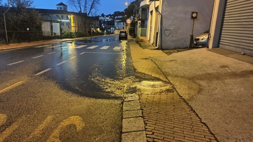 Imperia,  ennesima rottura dell'acquedotto causa l'allagamento di via Martiri a Porto Maurizio