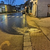 Imperia, ennesima rottura dell'acquedotto causa l'allagamento di via Martiri a Porto Maurizio Imperia, ennesima rottura dell'acquedotto causa l'allagamento di via Martiri a Porto Maurizio