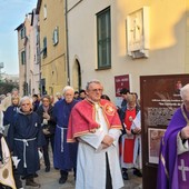 Imperia, per le vie del Parasio la suggestiva Via Crucis vicariale