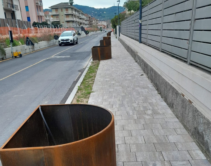 Il paradosso di via Saponiera a Diano Marina, quando il bello ostacola l’utile