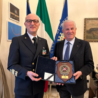 Imperia, visita dell’Ammiraglio Carlone a Palazzo Civico: l’hangar della Marina verso il passaggio al Comune Imperia, visita dell’Ammiraglio Carlone a Palazzo Civico: l’hangar della Marina verso il passaggio al Comune