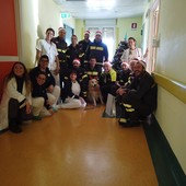 I Vigili del Fuoco di Imperia portano gioia ai bambini del reparto Pediatria con un dono speciale