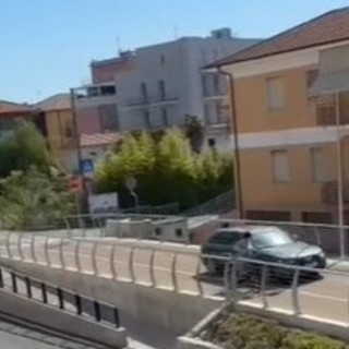 Auto sulla ciclabile di Diano Marina: il video diventa virale