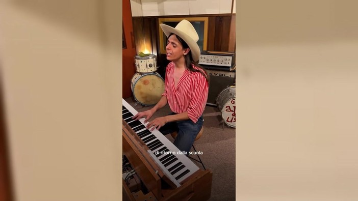 Lucio Corsi canta a sorpresa un nuovo brano, ecco 'Figurati un po'' Lucio Corsi canta a sorpresa un nuovo brano, ecco 'Figurati un po''