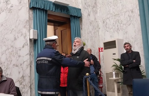 Tensione in Consiglio comunale a Imperia: “Avete paura della gente”, ha gridato in aula Valerio Romano