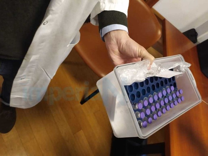 Coronavirus: da sabato scattano i vaccini di 'richiamo', in totale 5.700 quelli fatti ma il 20% del personale lo ha rifiutato Coronavirus: da sabato scattano i vaccini di 'richiamo', in totale 5.700 quelli fatti ma il 20% del personale lo ha rifiutato