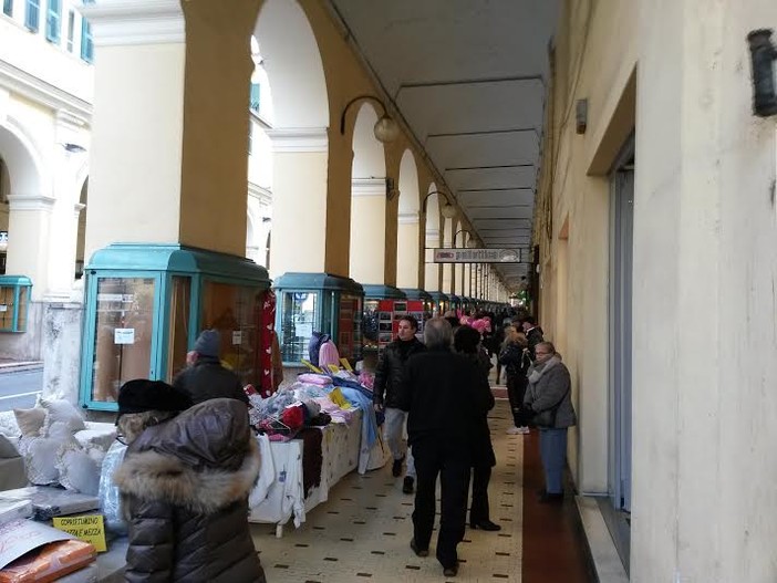 Allarme tra i commercianti di Imperia, due donne fanno shopping con soldi falsi Allarme tra i commercianti di Imperia, due donne fanno shopping con soldi falsi