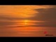 Lo spettacolo dell'eclissi visto dalla spiaggia, sole oscurato dalla luna al tramonto Lo spettacolo dell'eclissi visto dalla spiaggia, sole oscurato dalla luna al tramonto