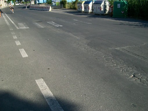 Diano Marina: attraversamento pedonale di via Rossini pericoloso, la segnalazione di un lettore (Foto)