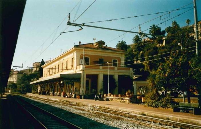 18 APRILE 1982. A Porto stazione ferroviaria isolata. Proteste e disagi di pendolari e turisti: &quot;Niente bus per Oneglia, manca la strada&quot;
