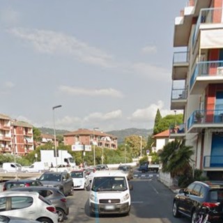 Diano Marina: sostituzione dei pali di illuminazione in via Mimose, divieto di sosta da oggi a lunedì
