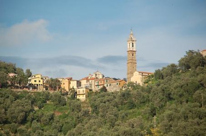 Porta a porta: imperiese 'pizzicato' dalle telecamere a buttare i rifiuti a Vasia, denunciato dai Carabinieri Porta a porta: imperiese 'pizzicato' dalle telecamere a buttare i rifiuti a Vasia, denunciato dai Carabinieri