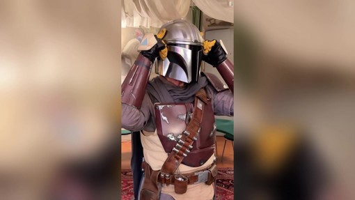 Lucca Comics & Games: nella Star Wars Parade spunta Alberto Angela in versione Mandaloriano Lucca Comics & Games: nella Star Wars Parade spunta Alberto Angela in versione Mandaloriano