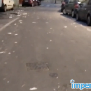 Imperia, via Foce discarica a cielo aperto: anche un piccione morto per strada (video)