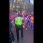 Lo show del poliziotto 'fuoriclasse' ai Mondiali, tifosi in delirio