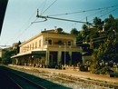 18 APRILE 1982. A Porto stazione ferroviaria isolata. Proteste e disagi di pendolari e turisti: "Niente bus per Oneglia, manca la strada"
