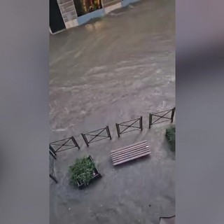 Maltempo in Liguria, a Chiavari auto come gommoni sulle strade Maltempo in Liguria, a Chiavari auto come gommoni sulle strade
