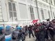 Cortei a Torino, manifestanti cercano di forzare il blocco: le cariche della polizia Cortei a Torino, manifestanti cercano di forzare il blocco: le cariche della polizia