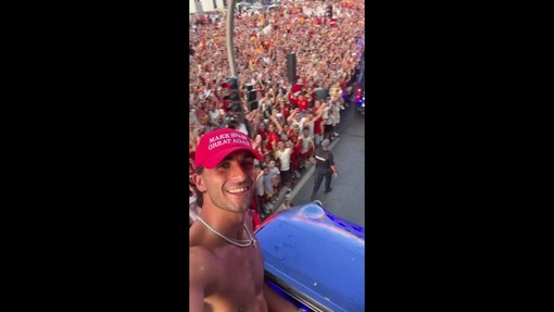 Ferran Torres, l'eroe dei Mondiali nella festa della Spagna col cappellino 'stile Trump'