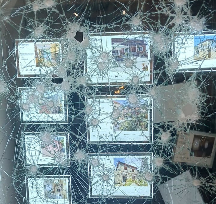 Oneglia, donna distrugge la vetrina di un’agenzia immobiliare Oneglia, donna distrugge la vetrina di un’agenzia immobiliare