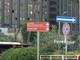 Roma, a pochi passi dalla Nuvola dell'Eur il degrado spinge i cittadini a camminare in strada Roma, a pochi passi dalla Nuvola dell'Eur il degrado spinge i cittadini a camminare in strada
