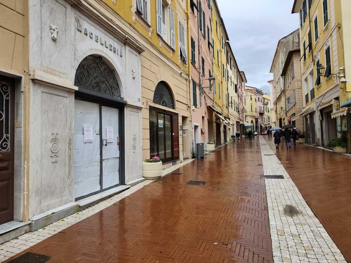 Via San Giovanni, la strada delle serrande abbassate nel cuore di Oneglia