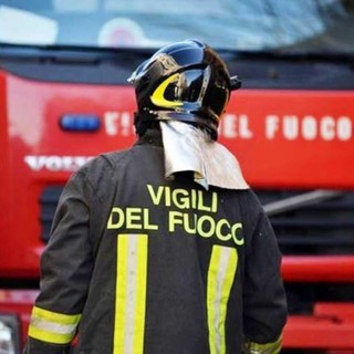 Incendio boschivo a Pompeiana: vigili del fuoco in azione