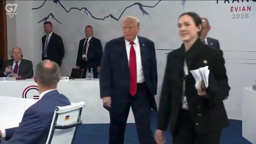 G7, Trump arriva per ultimo alla riunione dei leader: "Sono il boss" G7, Trump arriva per ultimo alla riunione dei leader: "Sono il boss"
