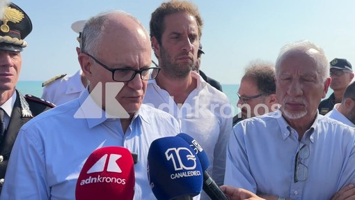 Al via demolizione stabilimenti a Ostia, Gualtieri: "Restituiremo spiagge ai cittadini" Al via demolizione stabilimenti a Ostia, Gualtieri: "Restituiremo spiagge ai cittadini"