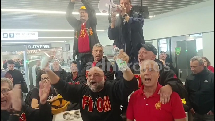 Ex Ilva, operai bloccano l'aeroporto di Genova: "Le piste sono chiuse"